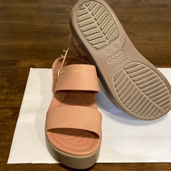 CROCS Tan and Pink Sandals with Modern Design - Picture 2 of 6